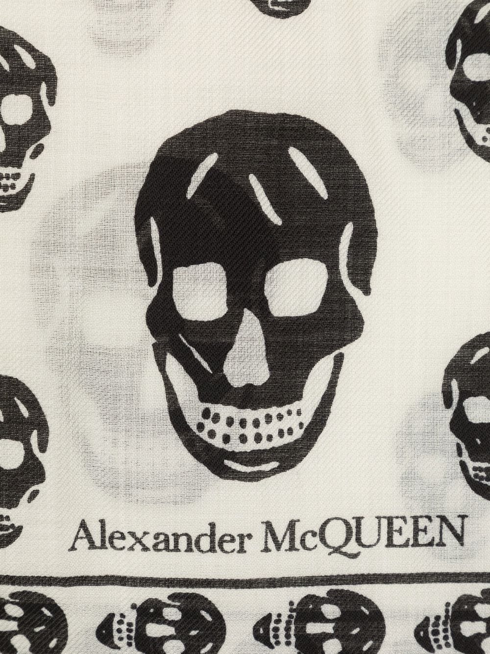 Alexander Mcqueen Scarves Hats & Gloves UNI Alexander McQueen Scarfs White Alexander McQueen Scarfs White Brand